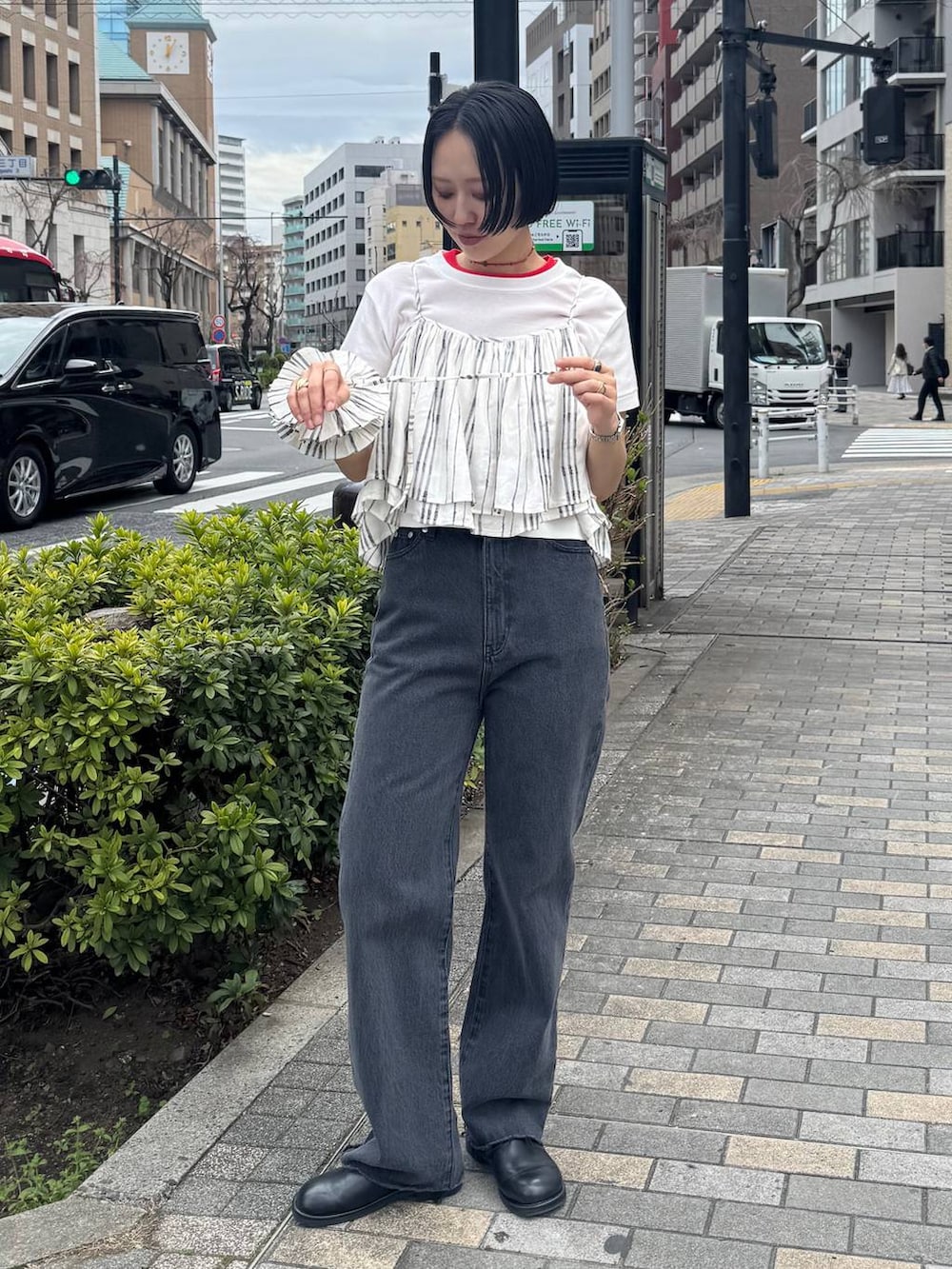 ブラック系のサンダル、ブラック系のデニムパンツを着用したレディースの春コーディネートの6枚目の写真