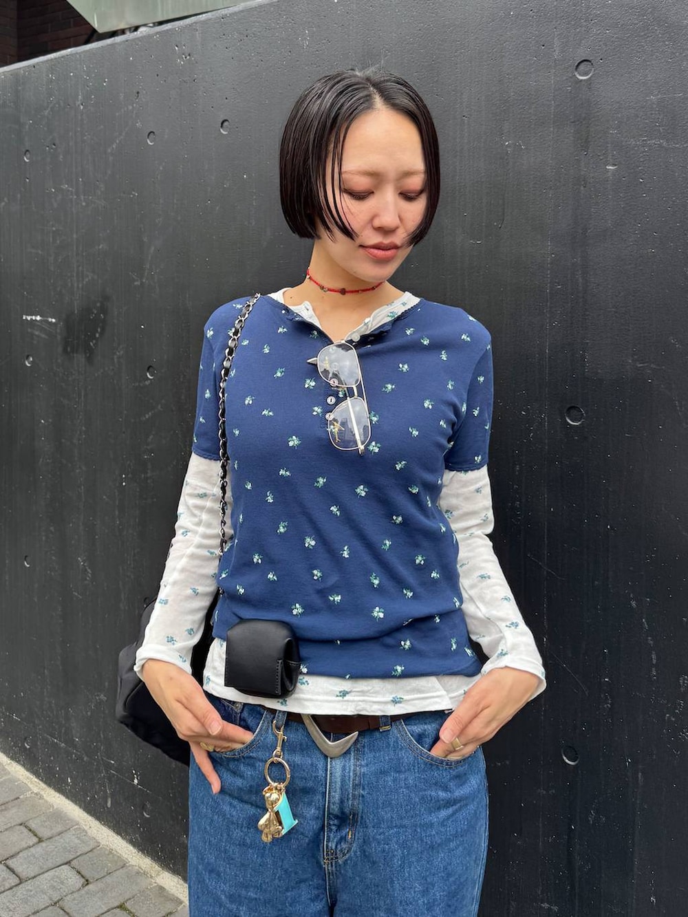 ブラック系のバックパック/リュック、ブルー系のTシャツ/カットソー、ブラウン系のベルトを着用したレディースの春コーディネートの8枚目の写真