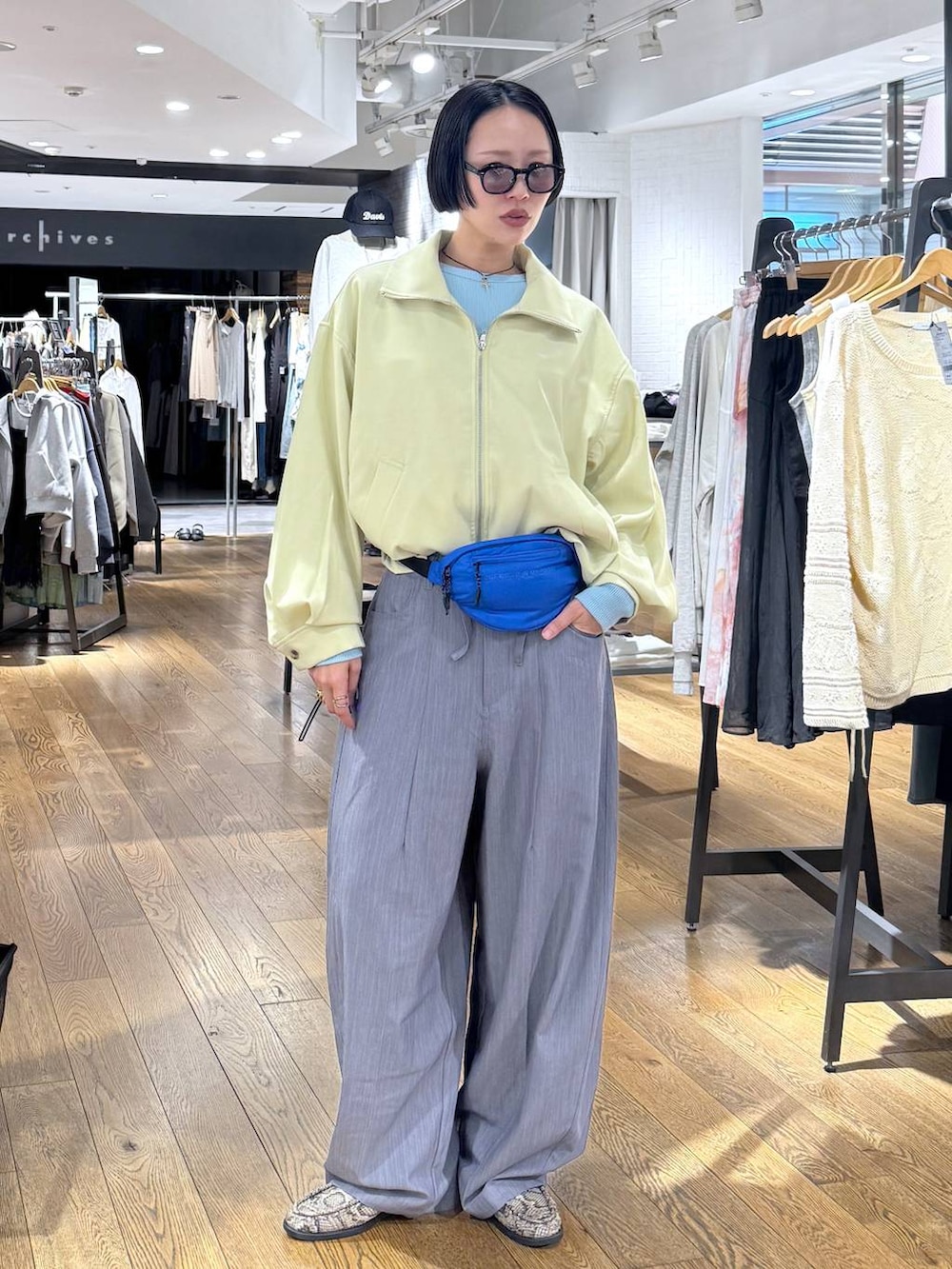 ベージュ系のローファー、イエロー系のブルゾン、ブルー系のTシャツ/カットソーを着用したレディースの春コーディネートの5枚目の写真