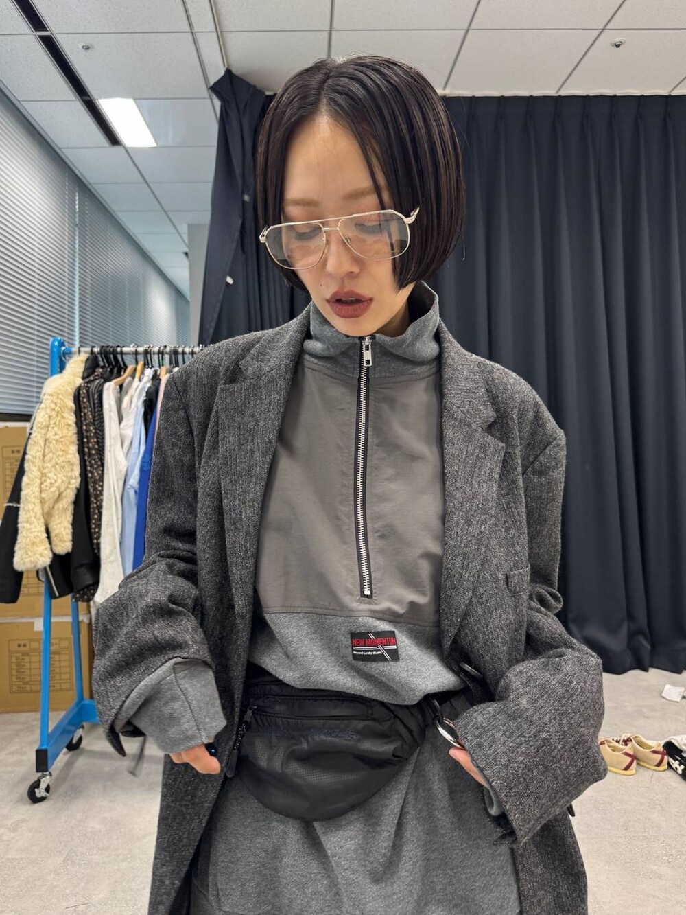 グレー系のスウェットを着用したレディースの夏コーディネートの2枚目の写真