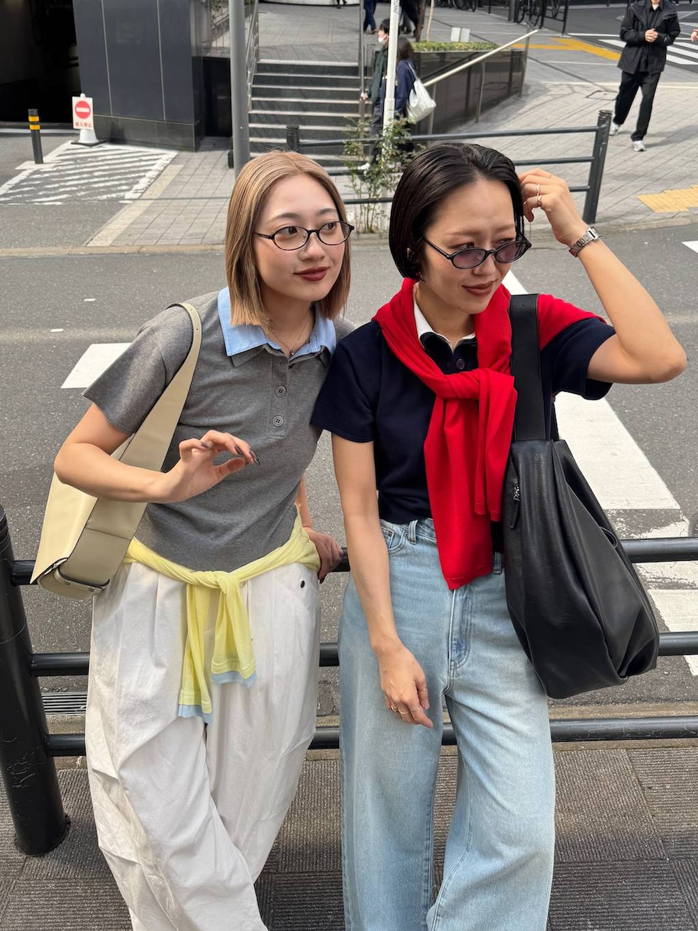 ブラック系のパンプス、ブルー系のデニムパンツを着用したレディースの春コーディネートの8枚目の写真