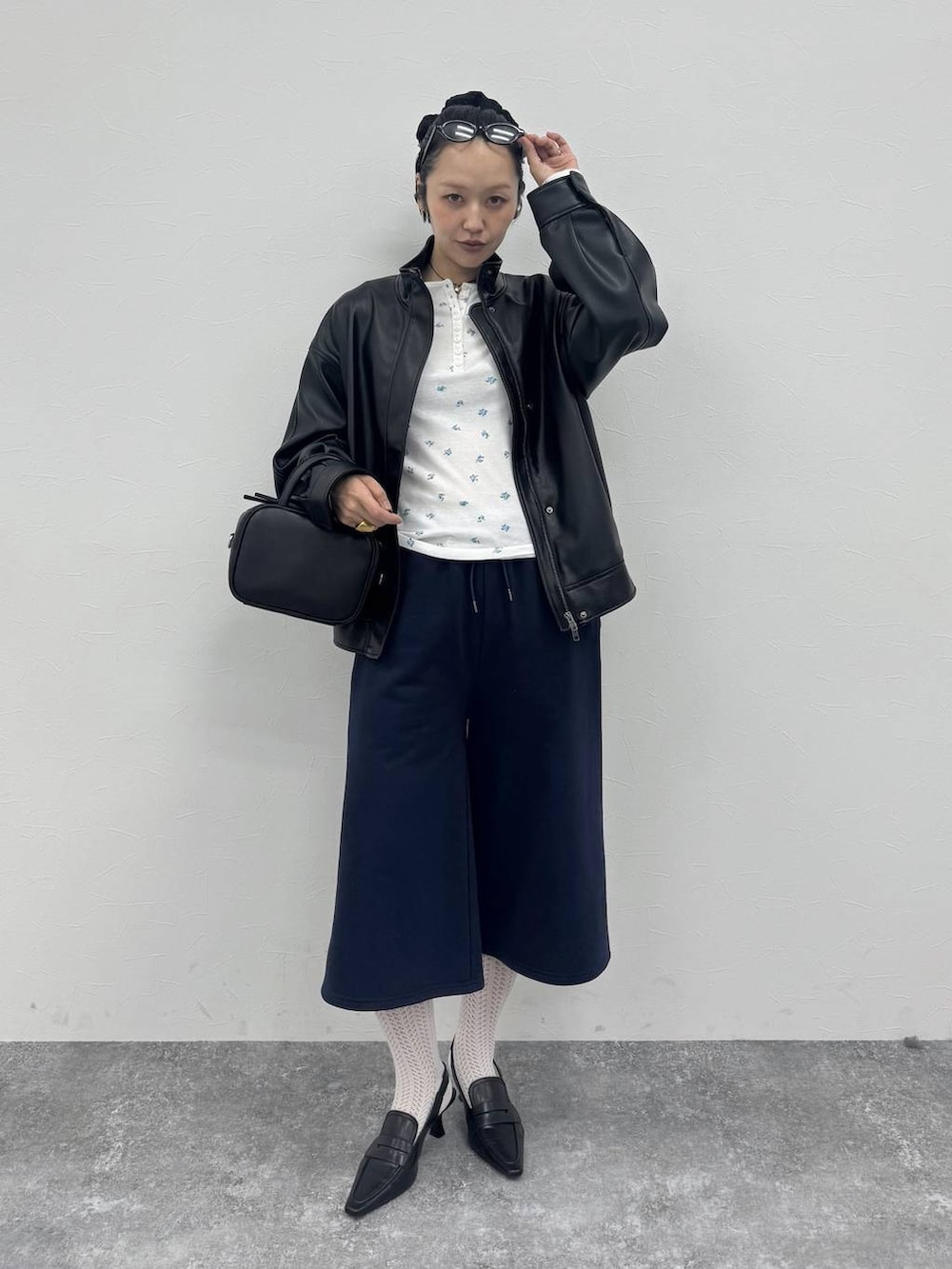 ブラック系のローファー、ブラック系のショルダーバッグ、ブラック系のブルゾンを着用したレディースの冬コーディネートの7枚目の写真