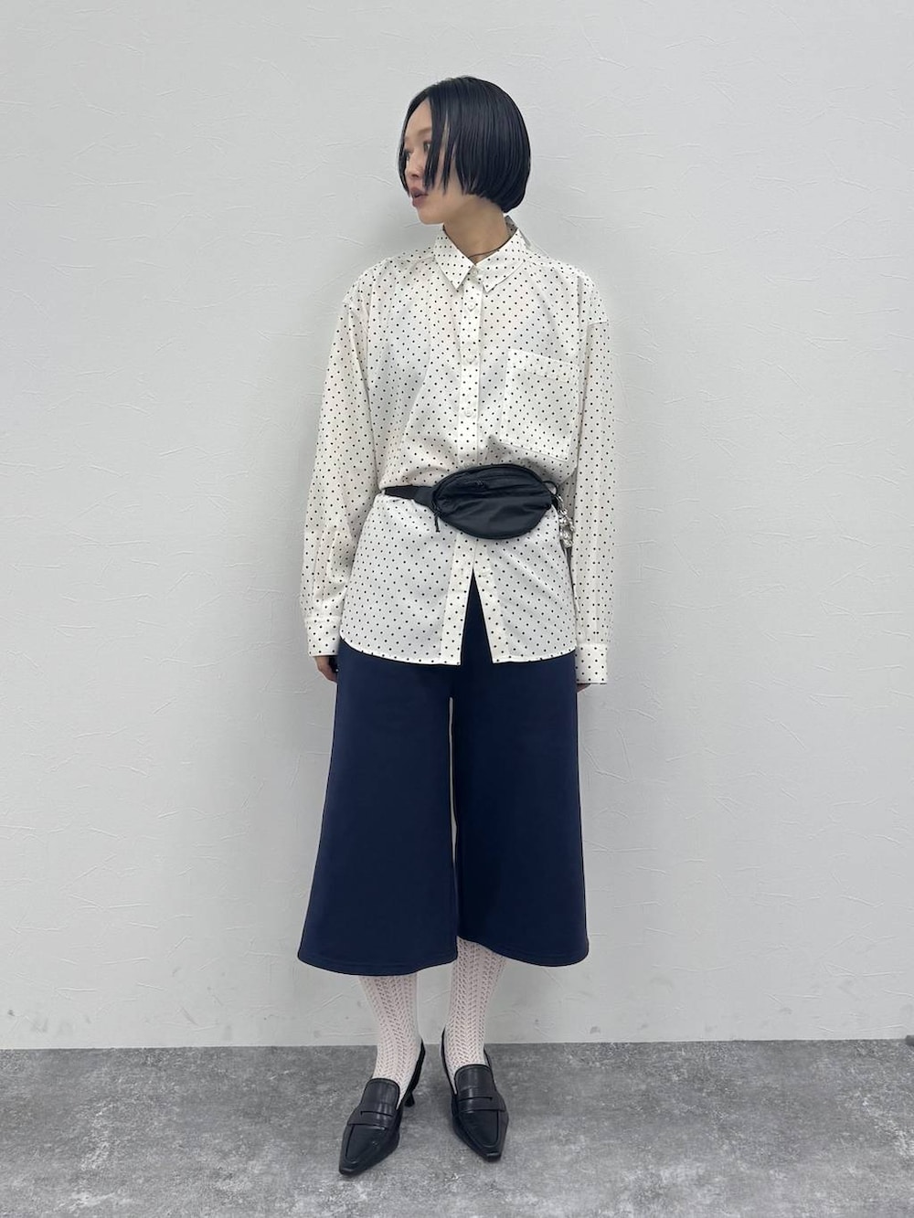 ブラック系のローファー、その他のシャツ/ブラウスを着用したレディースの冬コーディネートの4枚目の写真