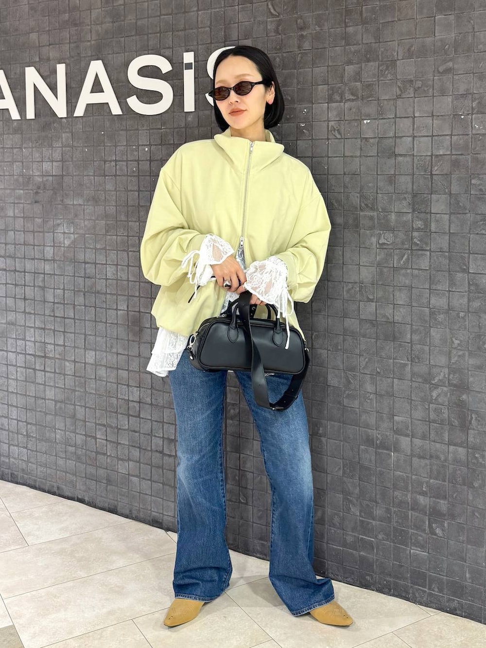 ホワイト系のシャツ/ブラウス、ブルー系のデニムパンツ、ベージュ系のパンプスを着用したレディースの春コーディネートの8枚目の写真