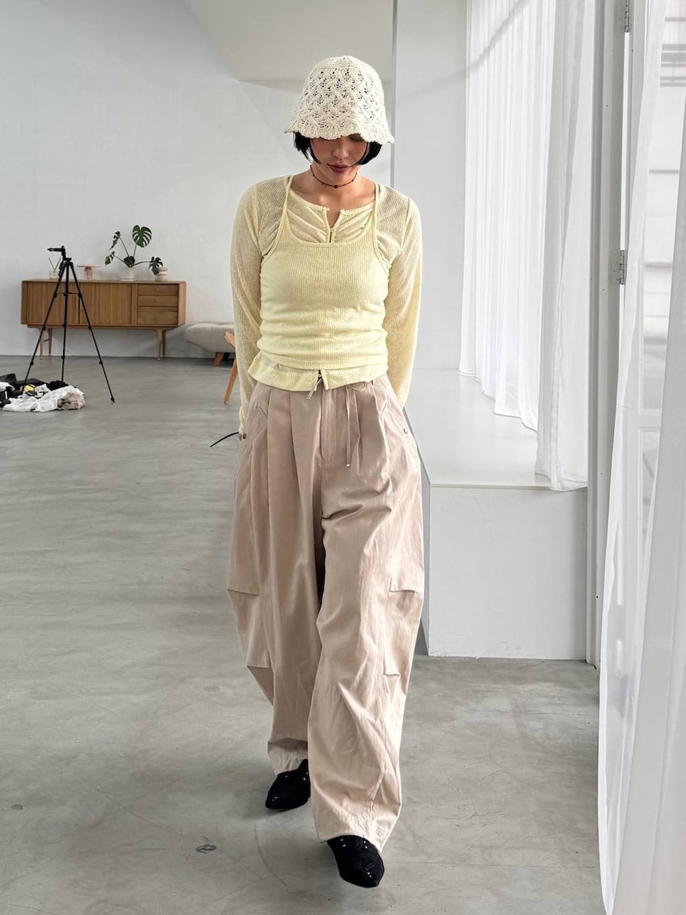 ブラック系のパンプス、ベージュ系のその他パンツ、イエロー系のカーディガン/ボレロを着用したレディースの春コーディネートの3枚目の写真