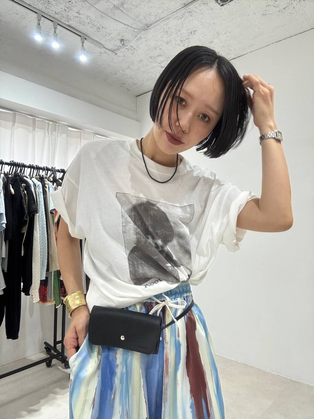 ブラック系のパンプス、ブルー系のその他パンツ、ホワイト系のTシャツ/カットソーを着用したレディースの春コーディネートの2枚目の写真