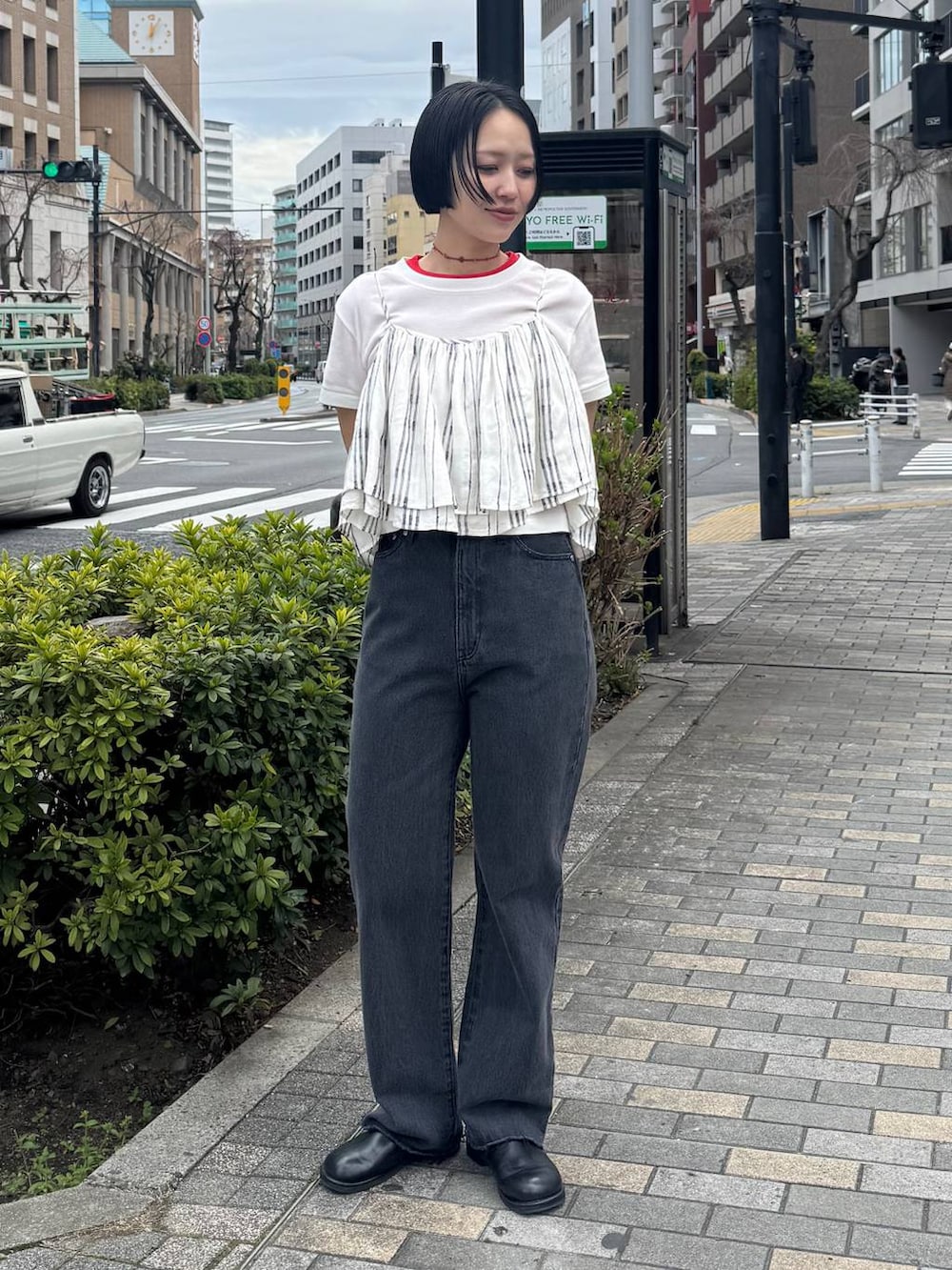 ブラック系のサンダル、ブラック系のデニムパンツを着用したレディースの春コーディネートの7枚目の写真