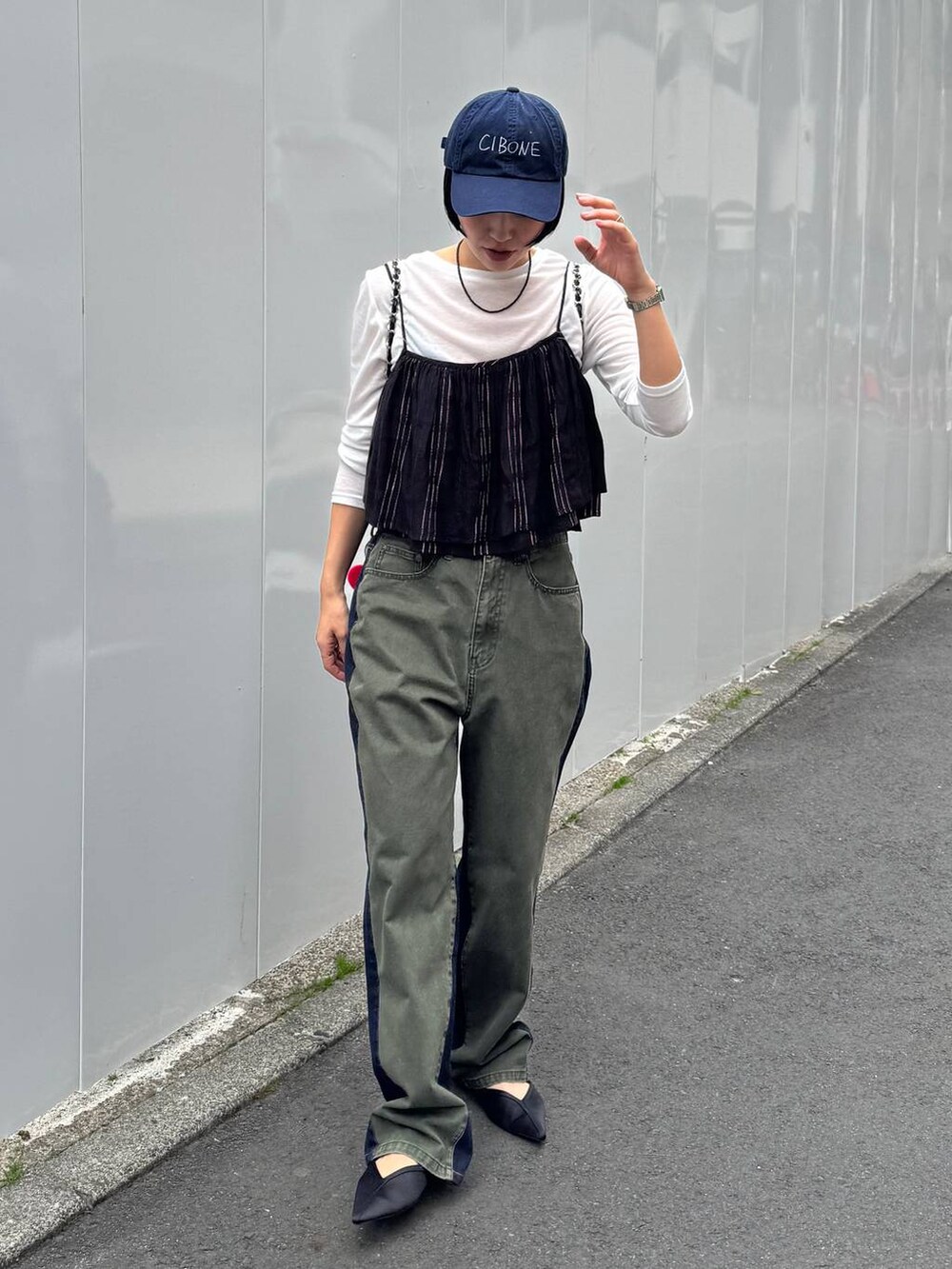 ブラック系のバックパック/リュックを着用したレディースの春コーディネートの3枚目の写真