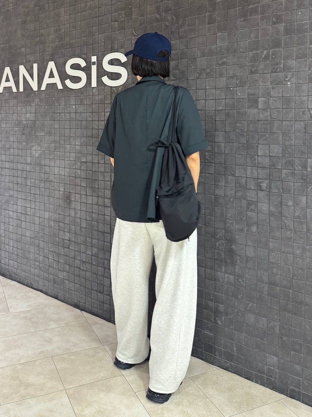 ブラック系のキャミソール、ブラック系のサンダル、ホワイト系のTシャツ/カットソーを着用したレディースの夏コーディネートの4枚目の写真