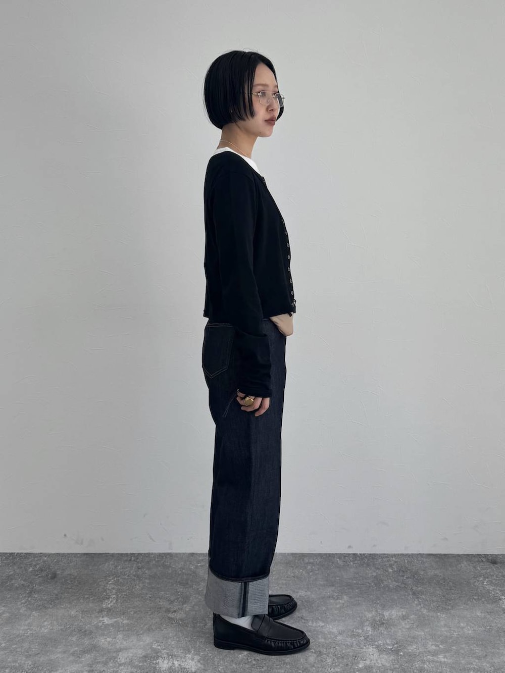 ブラック系のローファー、ブルー系のデニムパンツを着用したレディースの冬コーディネートの5枚目の写真