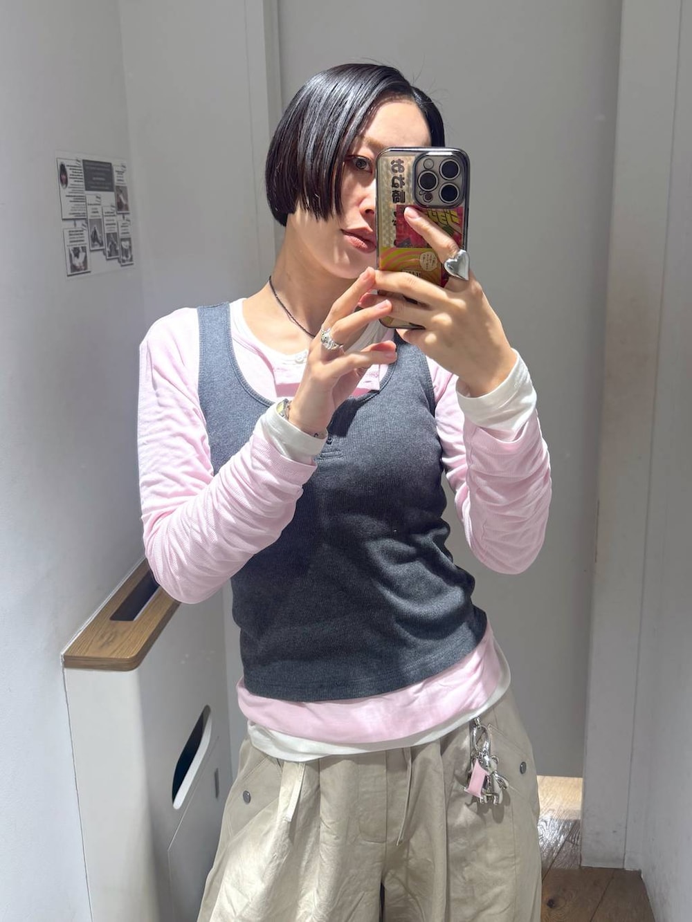 ホワイト系のTシャツ/カットソー、ピンク系のTシャツ/カットソー、ベージュ系のその他パンツを着用したレディースの春コーディネートの2枚目の写真