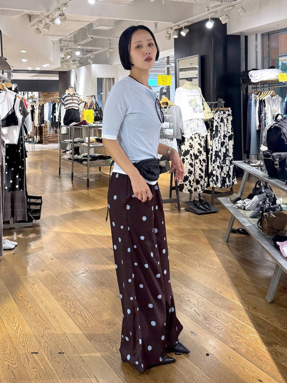 ブラウン系のその他パンツ、ブルー系のTシャツ/カットソー、ブラック系のパンプスを着用したレディースの夏コーディネートの4枚目の写真