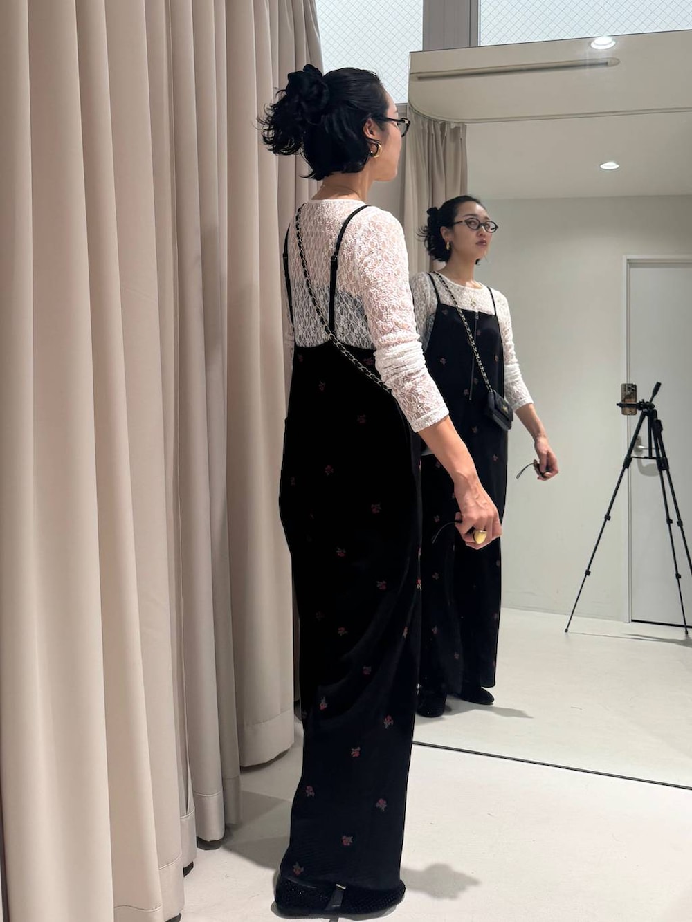 ホワイト系のTシャツ/カットソーを着用したレディースの冬コーディネートの5枚目の写真