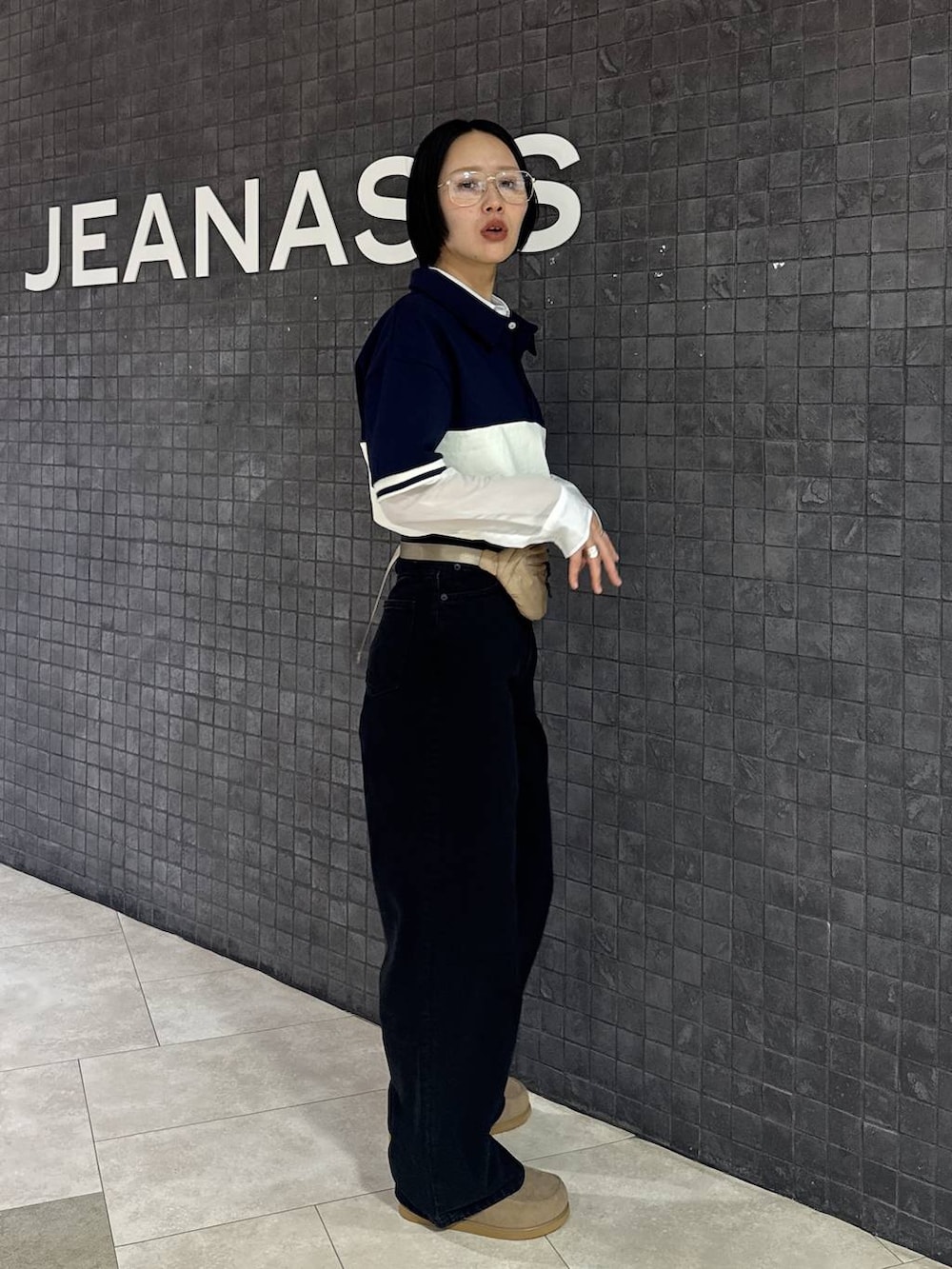 ベージュ系のローファー、ブラック系のデニムパンツ、ホワイト系のシャツ/ブラウスを着用したレディースの春コーディネートの3枚目の写真