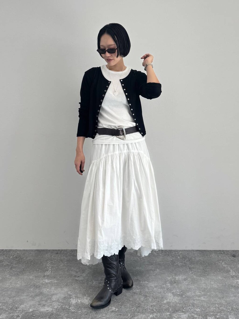 ブラック系のブーツを着用したレディースの冬コーディネートの6枚目の写真