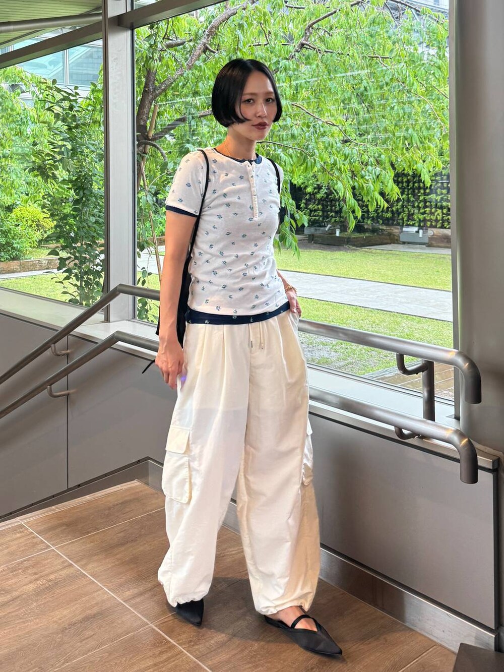 ブラック系のサンダル、ブルー系のTシャツ/カットソー、ホワイト系のTシャツ/カットソーを着用したレディースの夏コーディネートの2枚目の写真