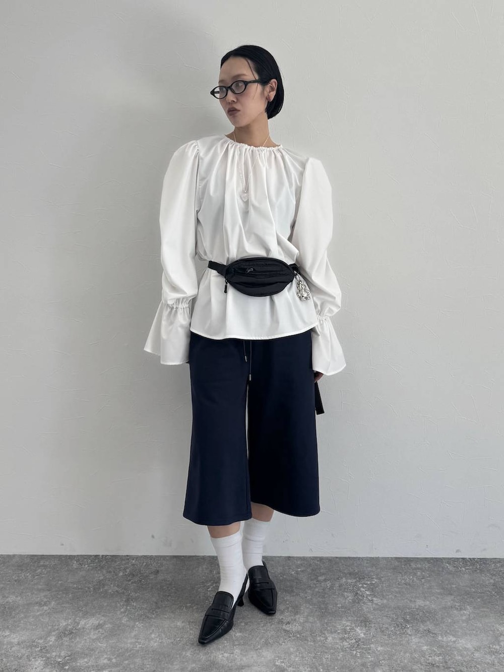 ブラック系のローファーを着用したレディースの冬コーディネートの2枚目の写真