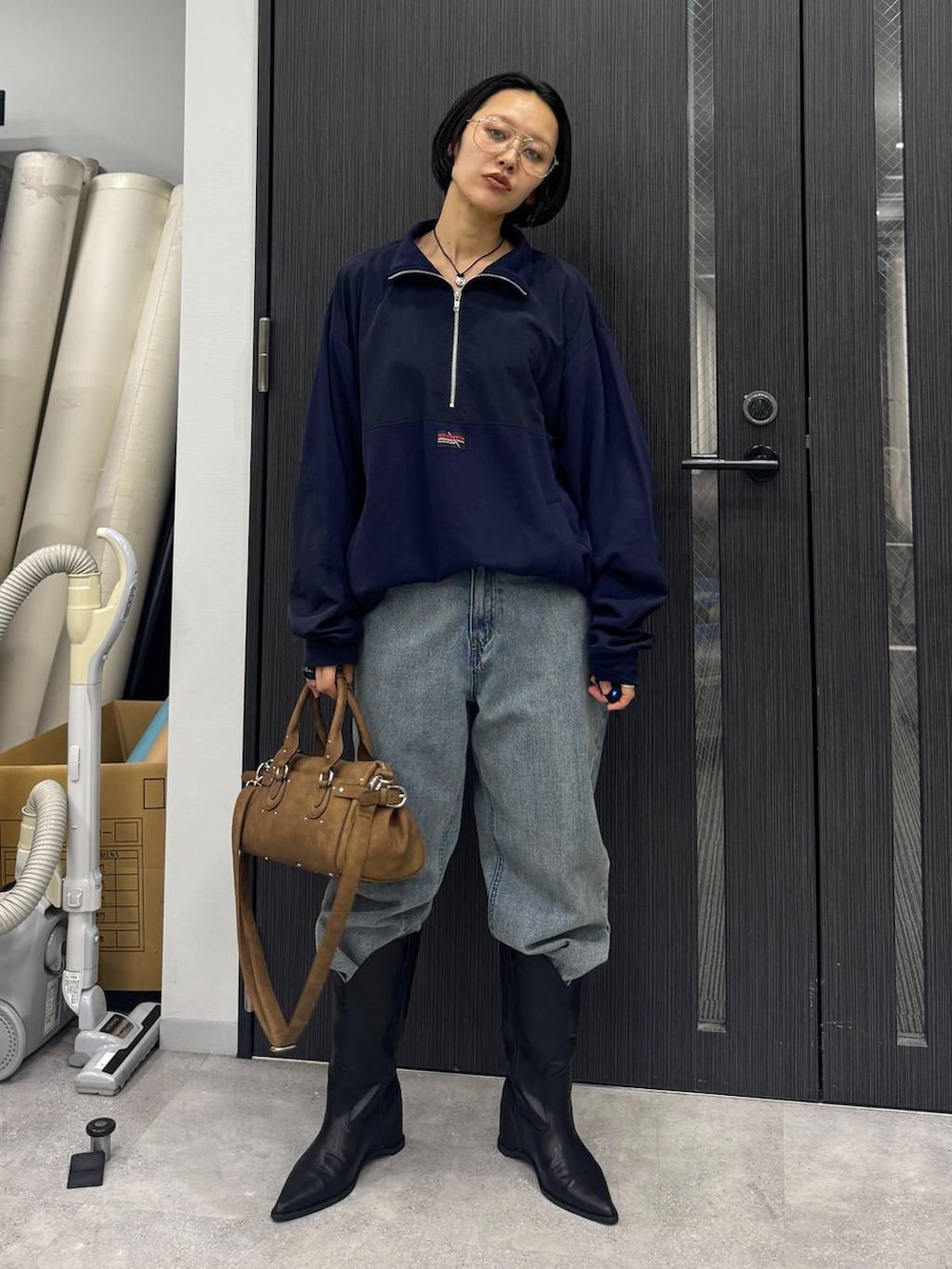 ブルー系のデニムパンツ、ブラック系のブーツ、ブルー系のスウェットを着用したレディースの夏コーディネートの3枚目の写真