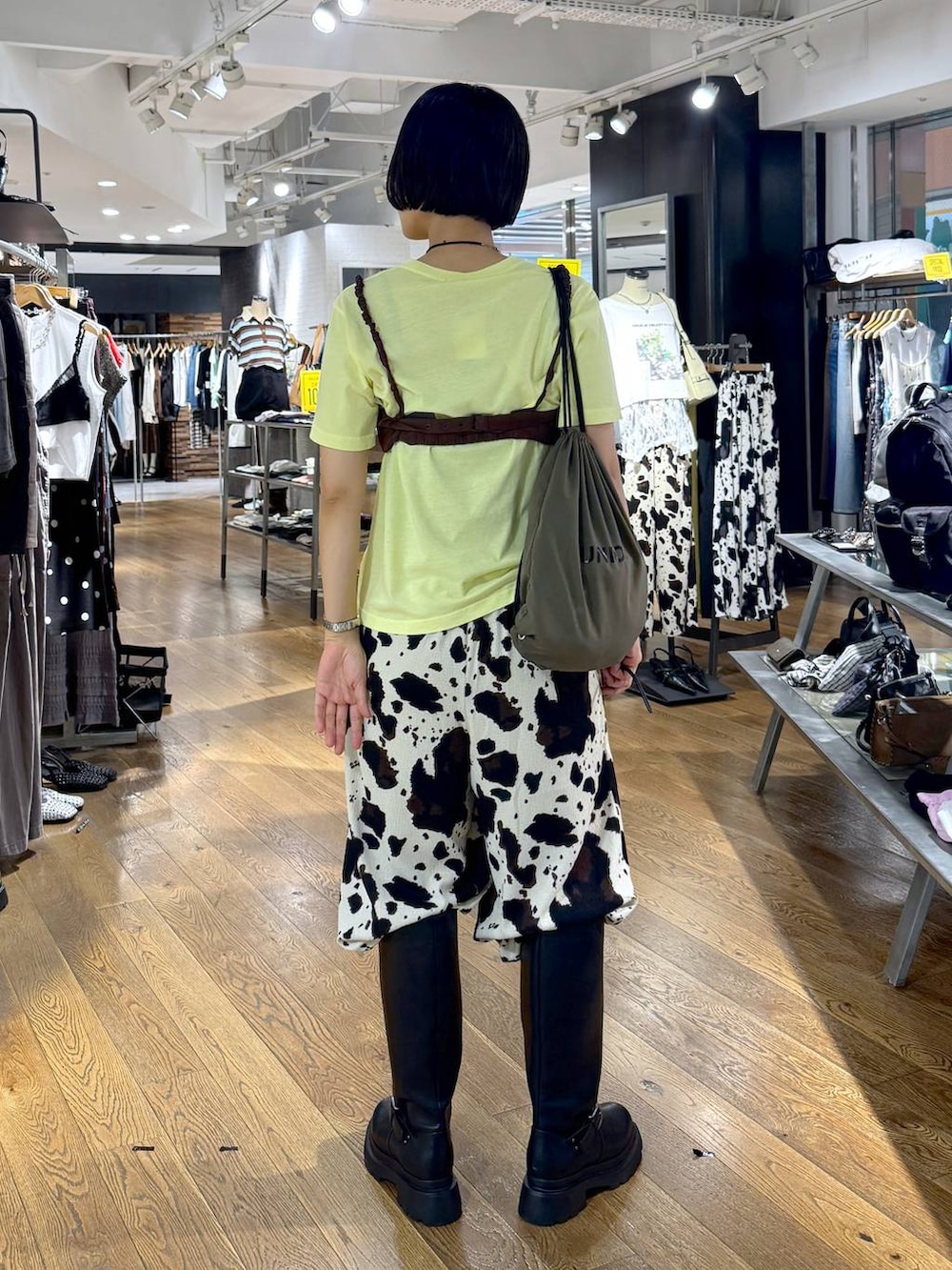 ベージュ系のその他パンツ、ブラウン系のキャミソール、イエロー系のTシャツ/カットソーを着用したレディースの夏コーディネートの4枚目の写真