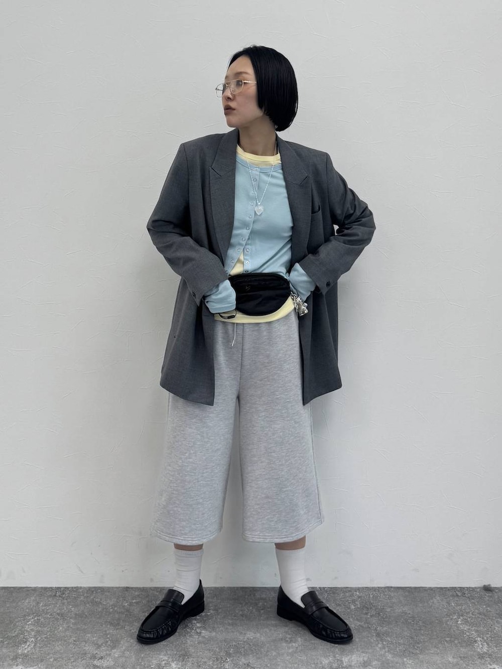 ブラック系のローファー、グレー系のテーラードジャケットを着用したレディースの冬コーディネートの9枚目の写真