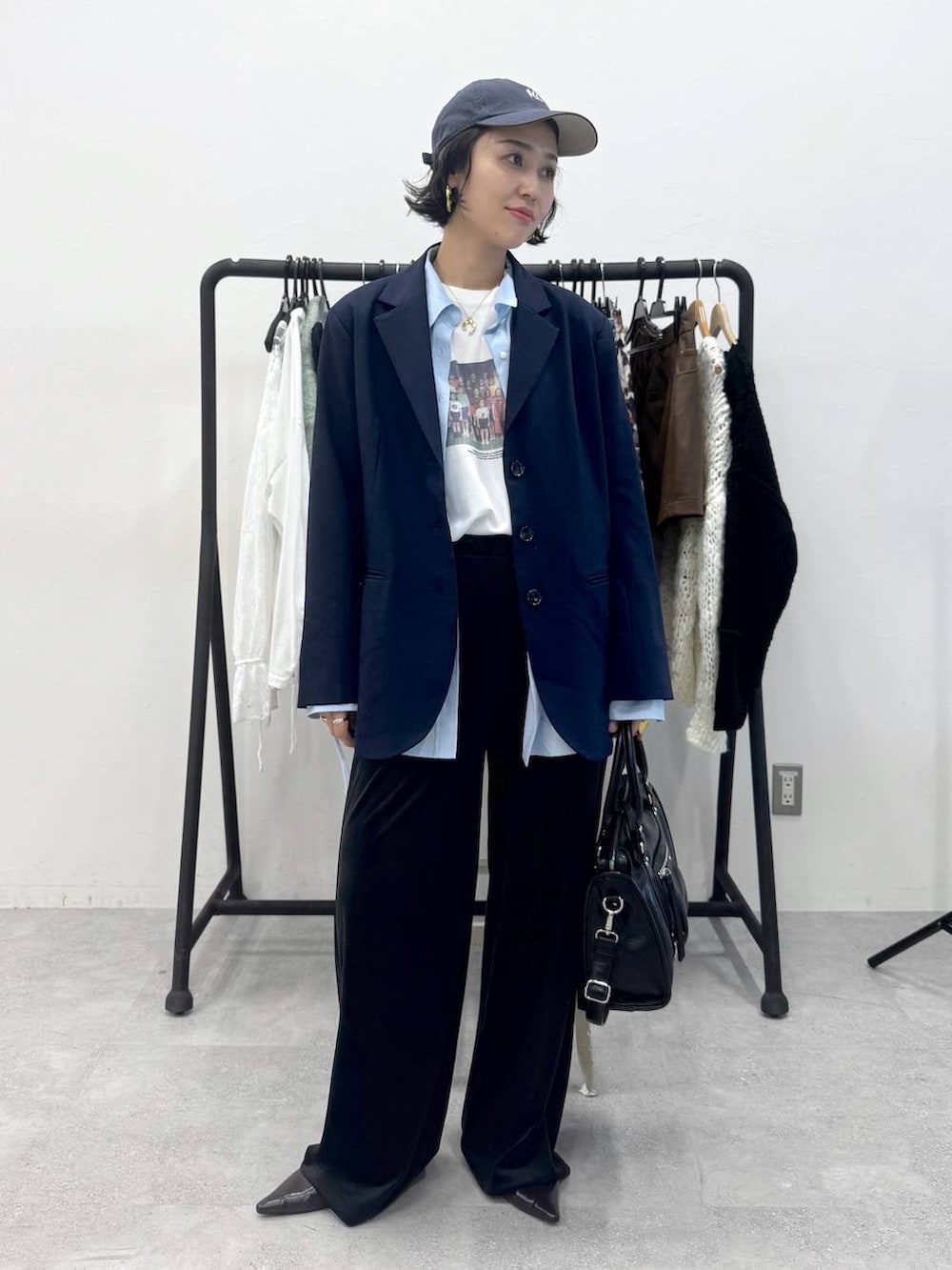 ブラック系のボストンバッグ、ブルー系のシャツ/ブラウス、ブラック系のその他パンツを着用したレディースの秋コーディネートの2枚目の写真