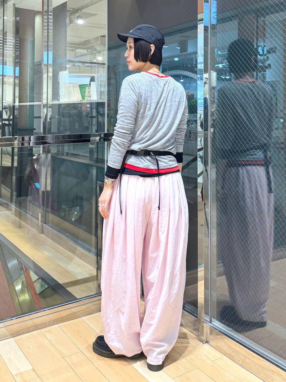 ピンク系のカーゴパンツ、グレー系のTシャツ/カットソーを着用したレディースの春コーディネートの4枚目の写真