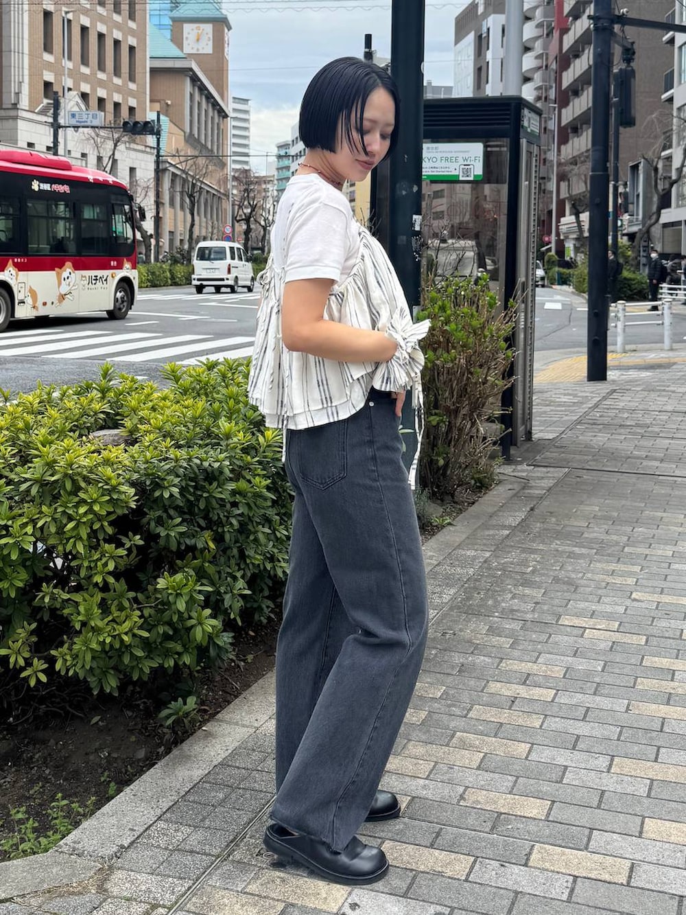 ブラック系のサンダル、ブラック系のデニムパンツを着用したレディースの春コーディネートの5枚目の写真