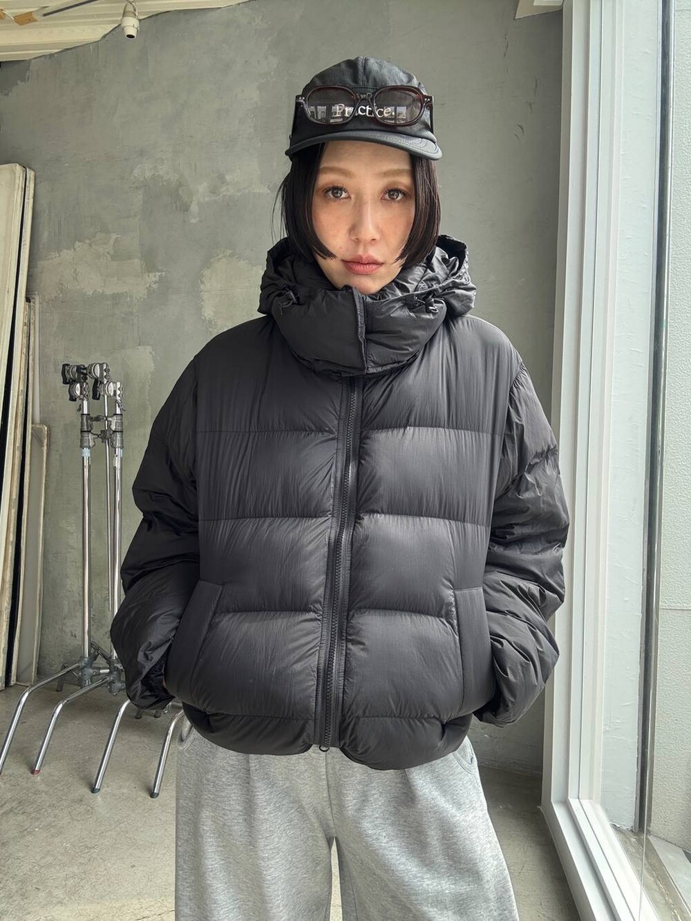 ブラック系のTシャツ/カットソーを着用したレディースの秋コーディネートの4枚目の写真