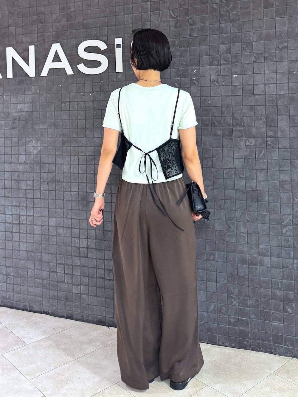 グリーン系のTシャツ/カットソー、ホワイト系のサンダル、ブラウン系のその他パンツを着用したレディースの夏コーディネートの3枚目の写真