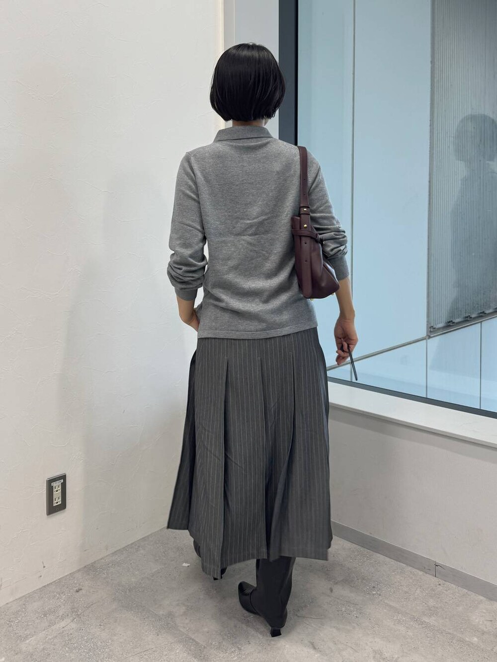 ブラック系のブーツ、レッド系のショルダーバッグを着用したレディースの夏コーディネートの2枚目の写真