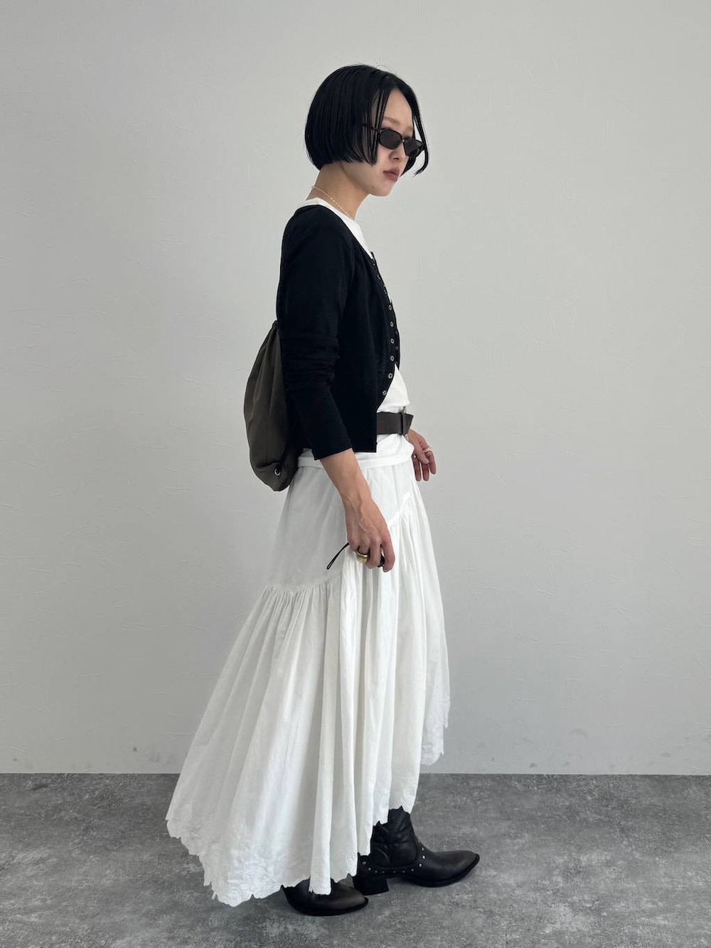 ブラック系のブーツを着用したレディースの冬コーディネートの3枚目の写真