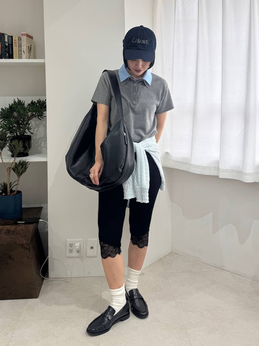 ブラック系のローファー、ブルー系のパーカー、ブラック系のレギンス/スパッツを着用したレディースの春コーディネートの3枚目の写真