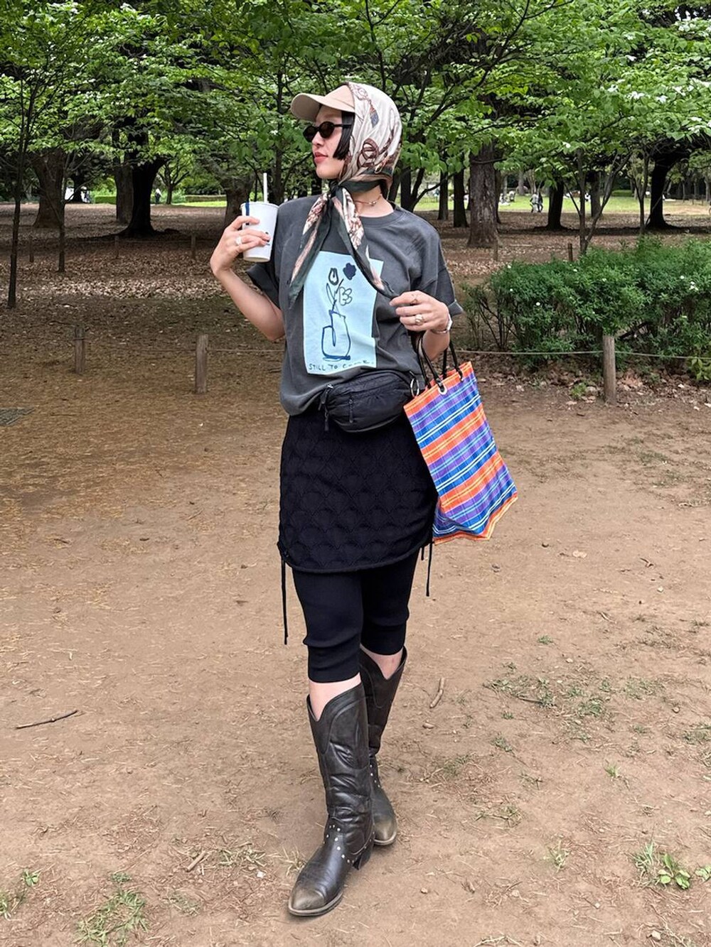グレー系のTシャツ/カットソー、ブラック系のブーツ、ブラック系のその他パンツを着用したレディースの夏コーディネートの3枚目の写真