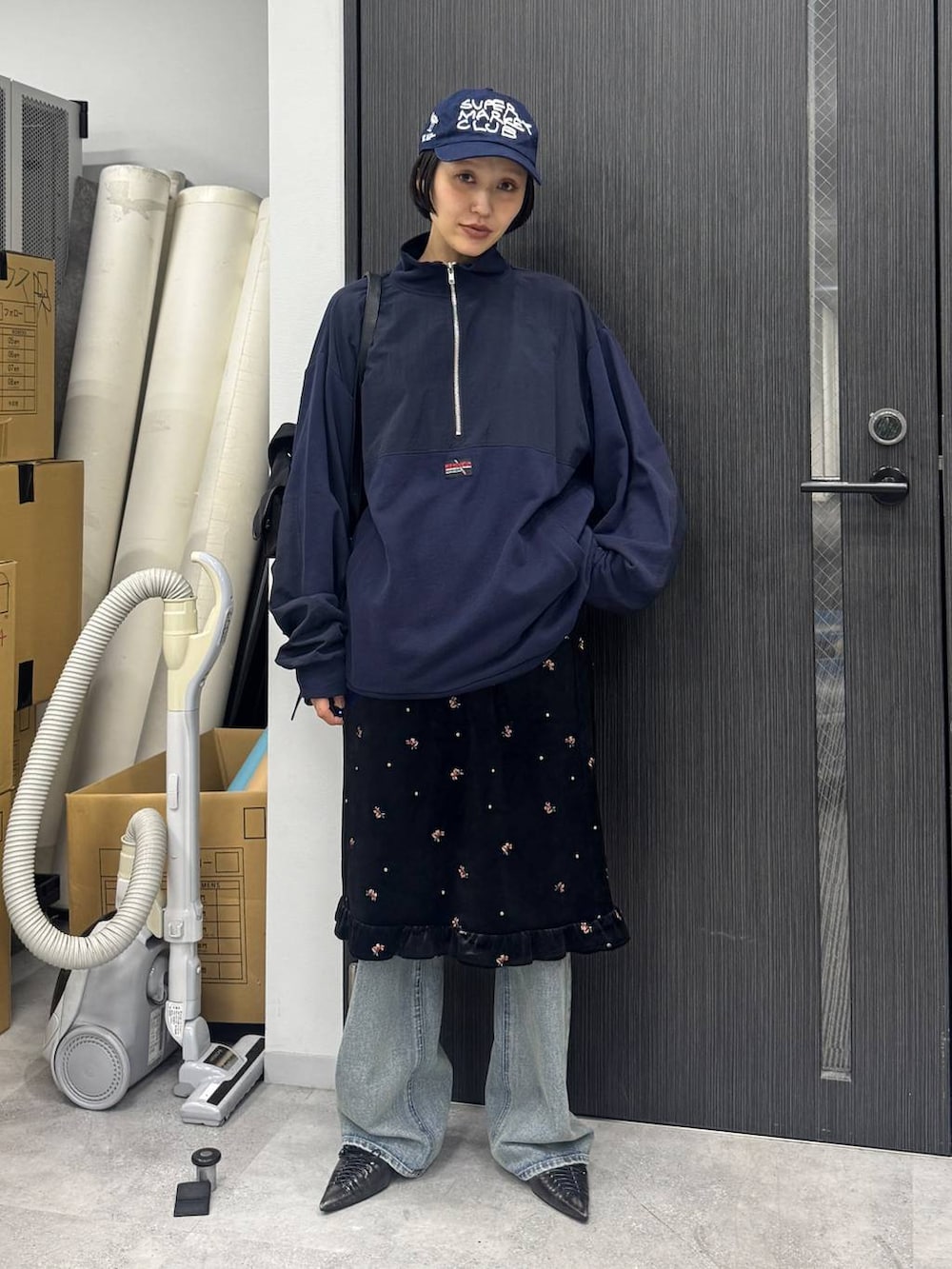 ブルー系のデニムパンツ、ブラック系のバックパック/リュック、ブルー系のスウェットを着用したレディースの夏コーディネートの2枚目の写真