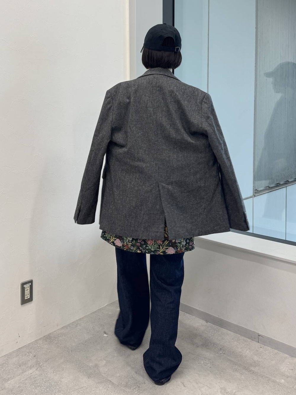 ブルー系のデニムパンツ、ブラック系のスカート、ブラック系のサンダルを着用したレディースの夏コーディネートの3枚目の写真