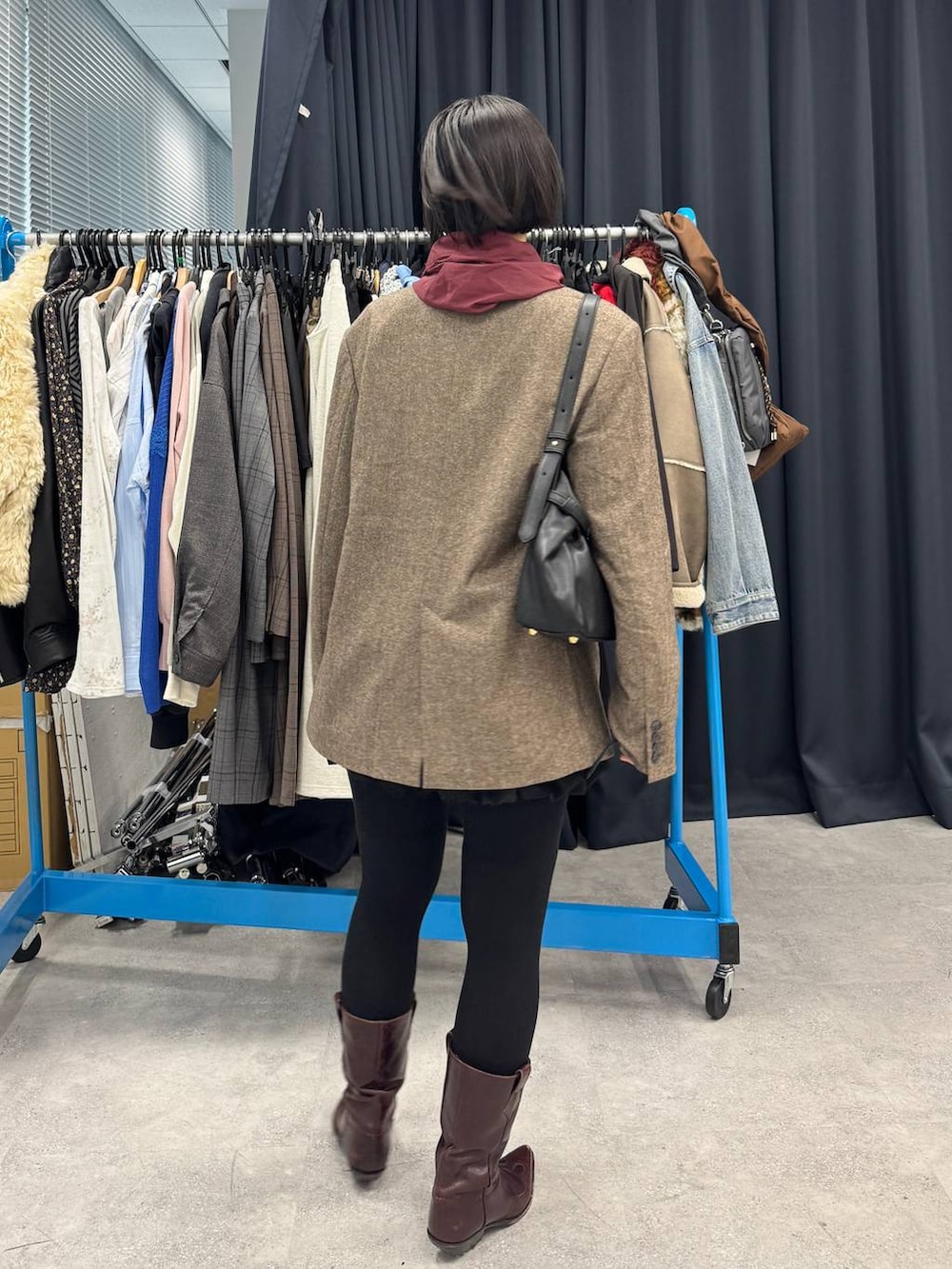 ブラック系のその他パンツ、ブラック系のショルダーバッグを着用したレディースの夏コーディネートの3枚目の写真