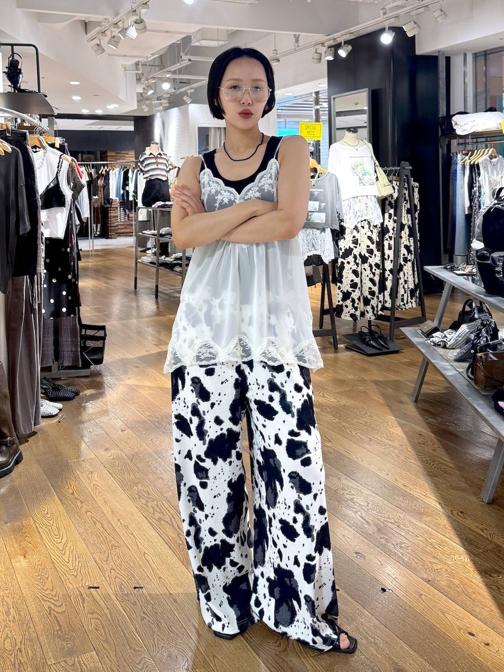 ブラック系のその他パンツ、ホワイト系のキャミソール、ブラック系のタンクトップを着用したレディースの夏コーディネートの2枚目の写真
