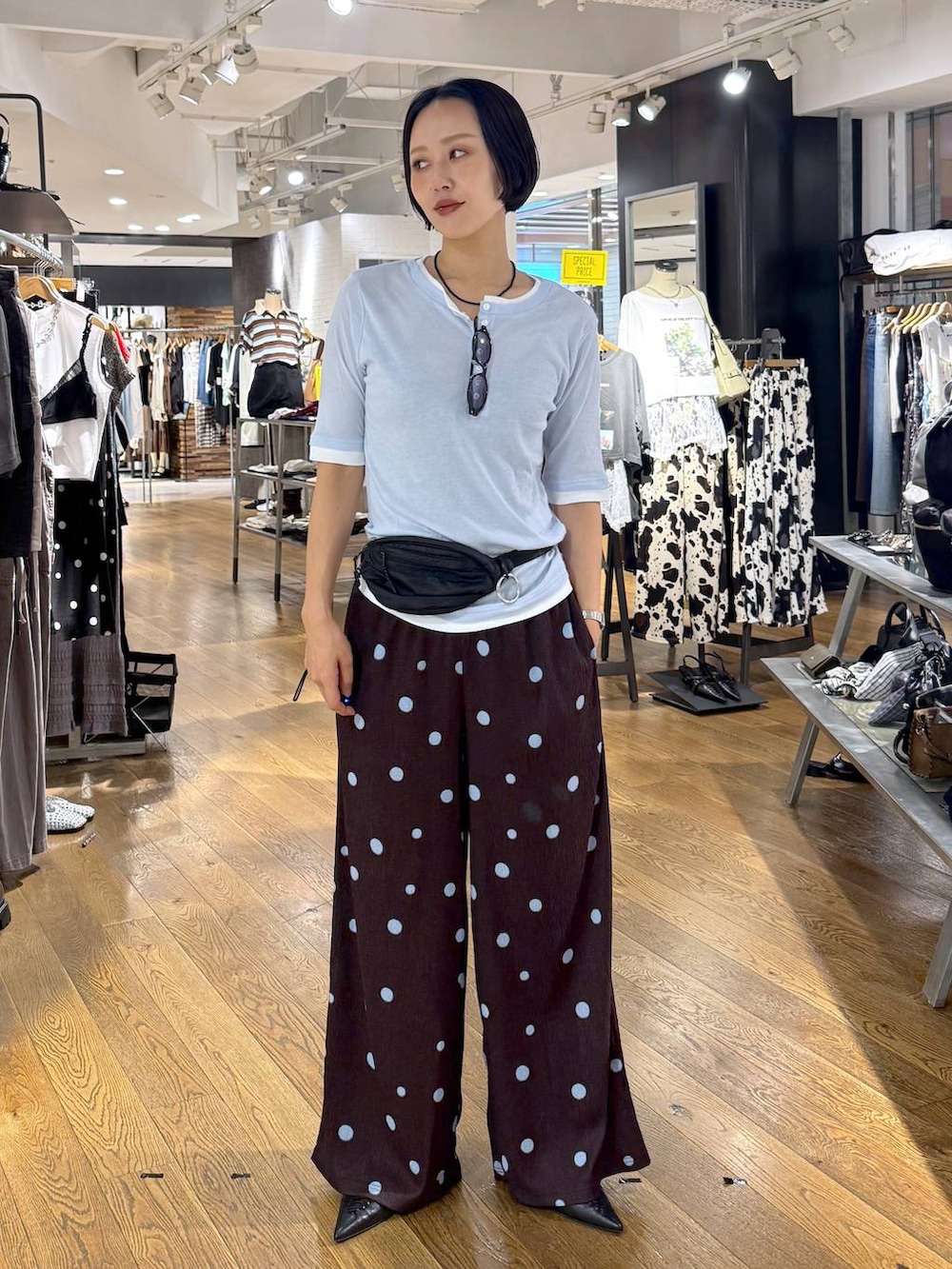 ブラウン系のその他パンツ、ブルー系のTシャツ/カットソー、ブラック系のパンプスを着用したレディースの夏コーディネートの5枚目の写真