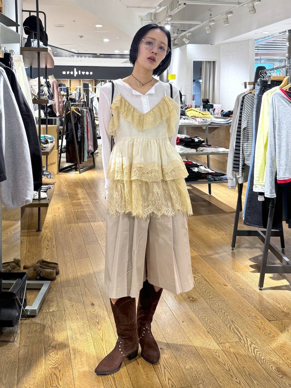 ホワイト系のTシャツ/カットソー、ブラウン系のブーツ、ベージュ系のその他パンツを着用したレディースの春コーディネートの2枚目の写真