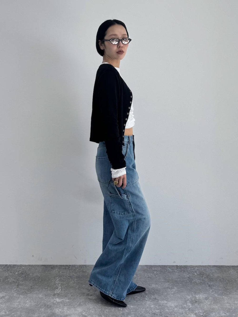 ブラック系のローファー、ホワイト系のTシャツ/カットソーを着用したレディースの冬コーディネートの5枚目の写真