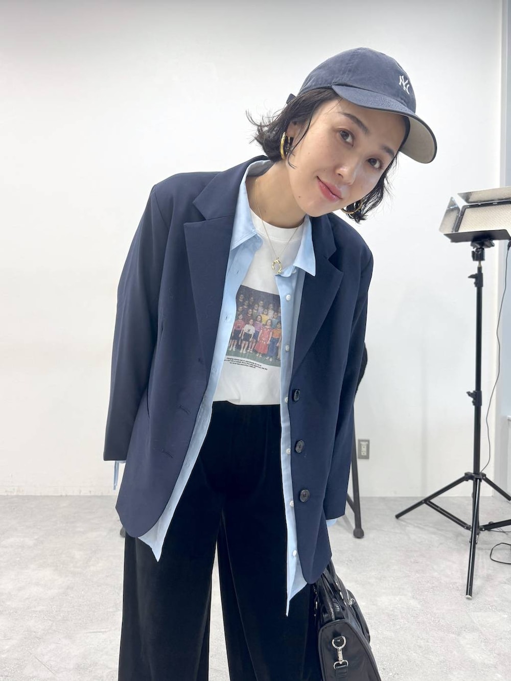 ブラック系のボストンバッグ、ブルー系のシャツ/ブラウス、ブラック系のその他パンツを着用したレディースの秋コーディネートの3枚目の写真