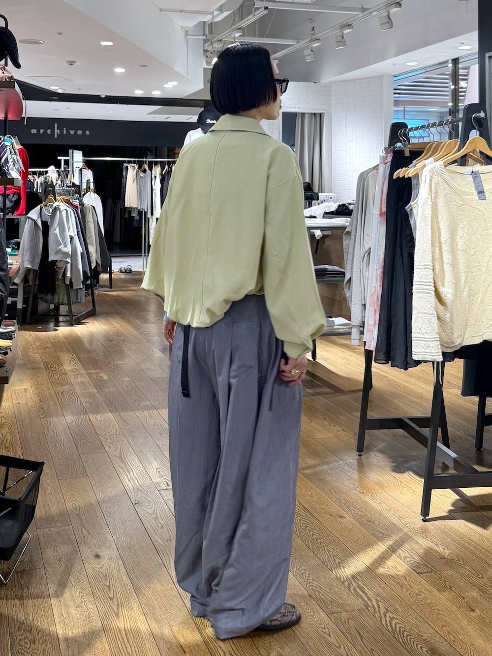 ベージュ系のローファー、イエロー系のブルゾン、ブルー系のTシャツ/カットソーを着用したレディースの春コーディネートの4枚目の写真