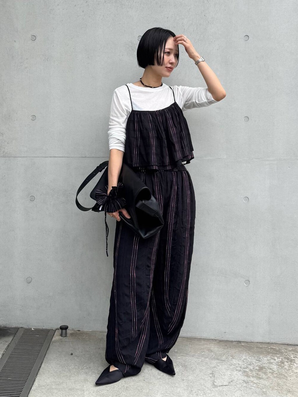 ブラック系のショルダーバッグを着用したレディースの春コーディネートの2枚目の写真