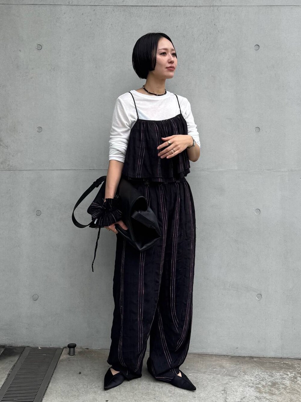 ブラック系のショルダーバッグを着用したレディースの春コーディネートの3枚目の写真