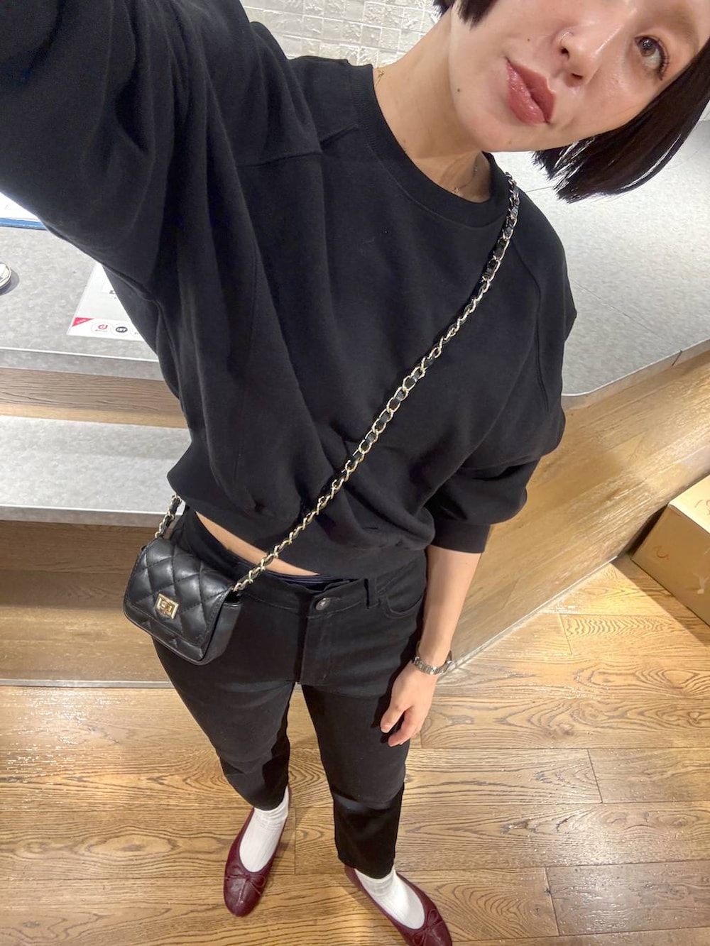 ブラック系のデニムパンツ、ブラック系のスウェットを着用したレディースの秋コーディネートの3枚目の写真