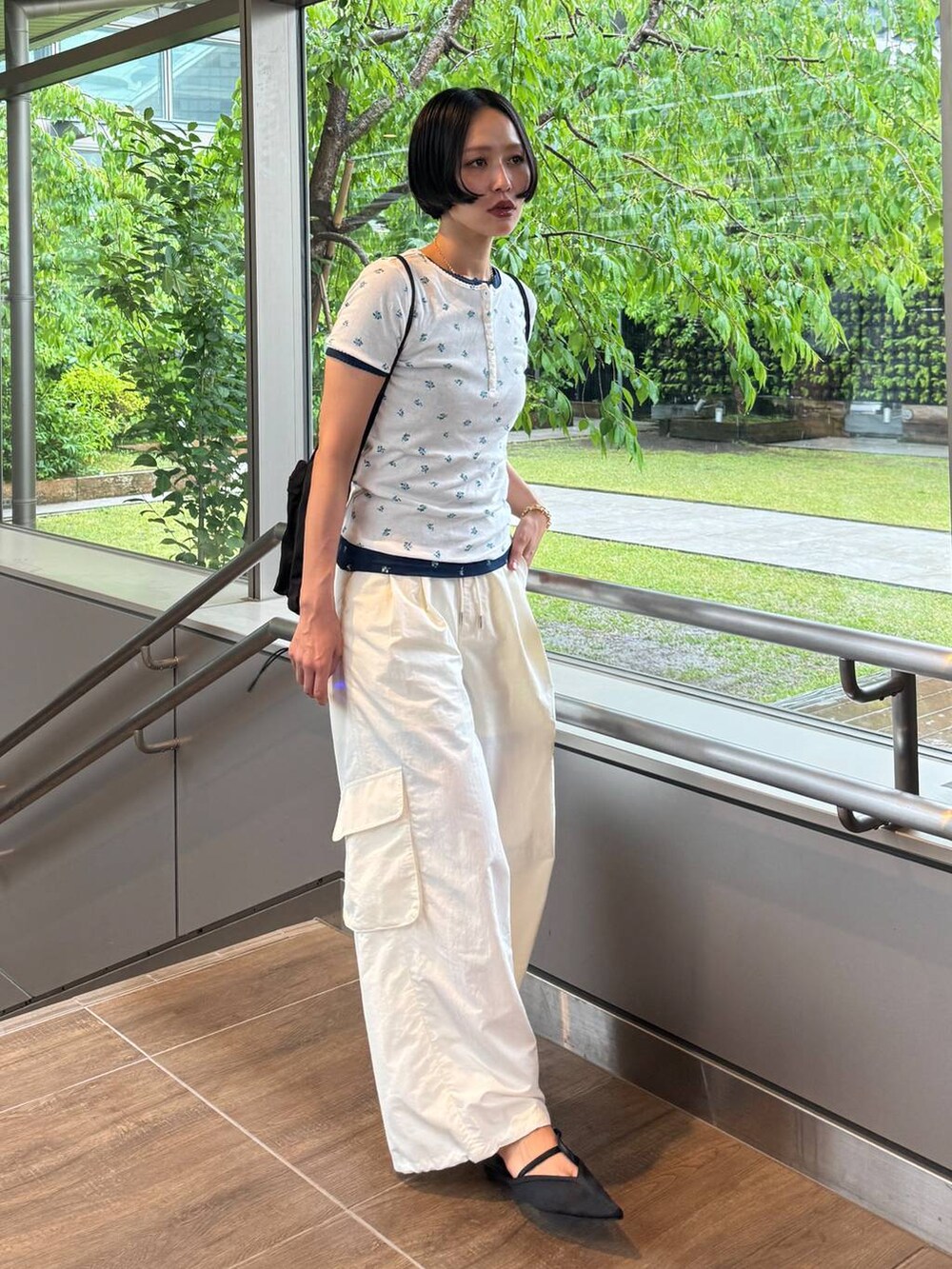 ブラック系のサンダル、ブルー系のTシャツ/カットソー、ホワイト系のTシャツ/カットソーを着用したレディースの夏コーディネートの3枚目の写真