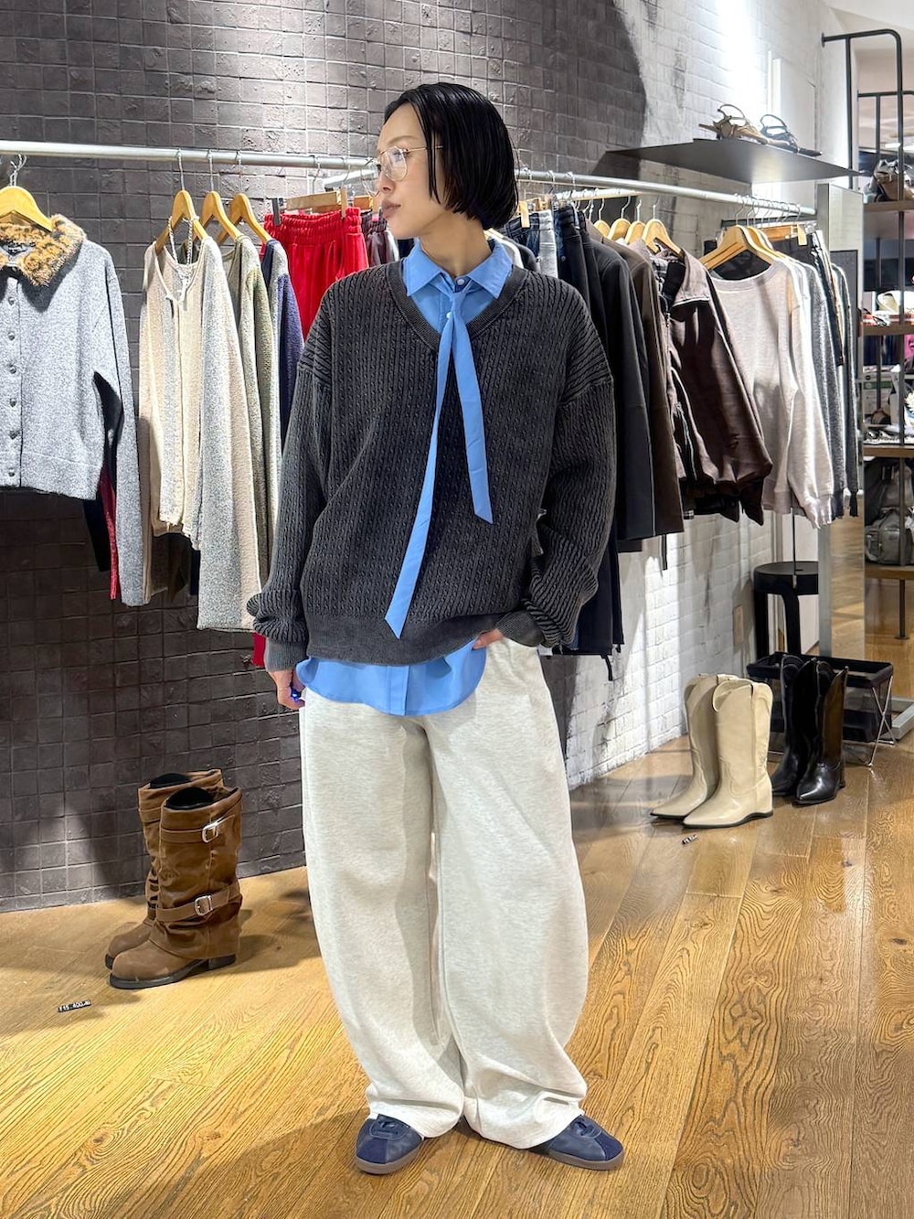 ブルー系のシャツ/ブラウス、ブラック系のニット/セーター、ベージュ系のスウェットパンツを着用したレディースの秋コーディネートの4枚目の写真