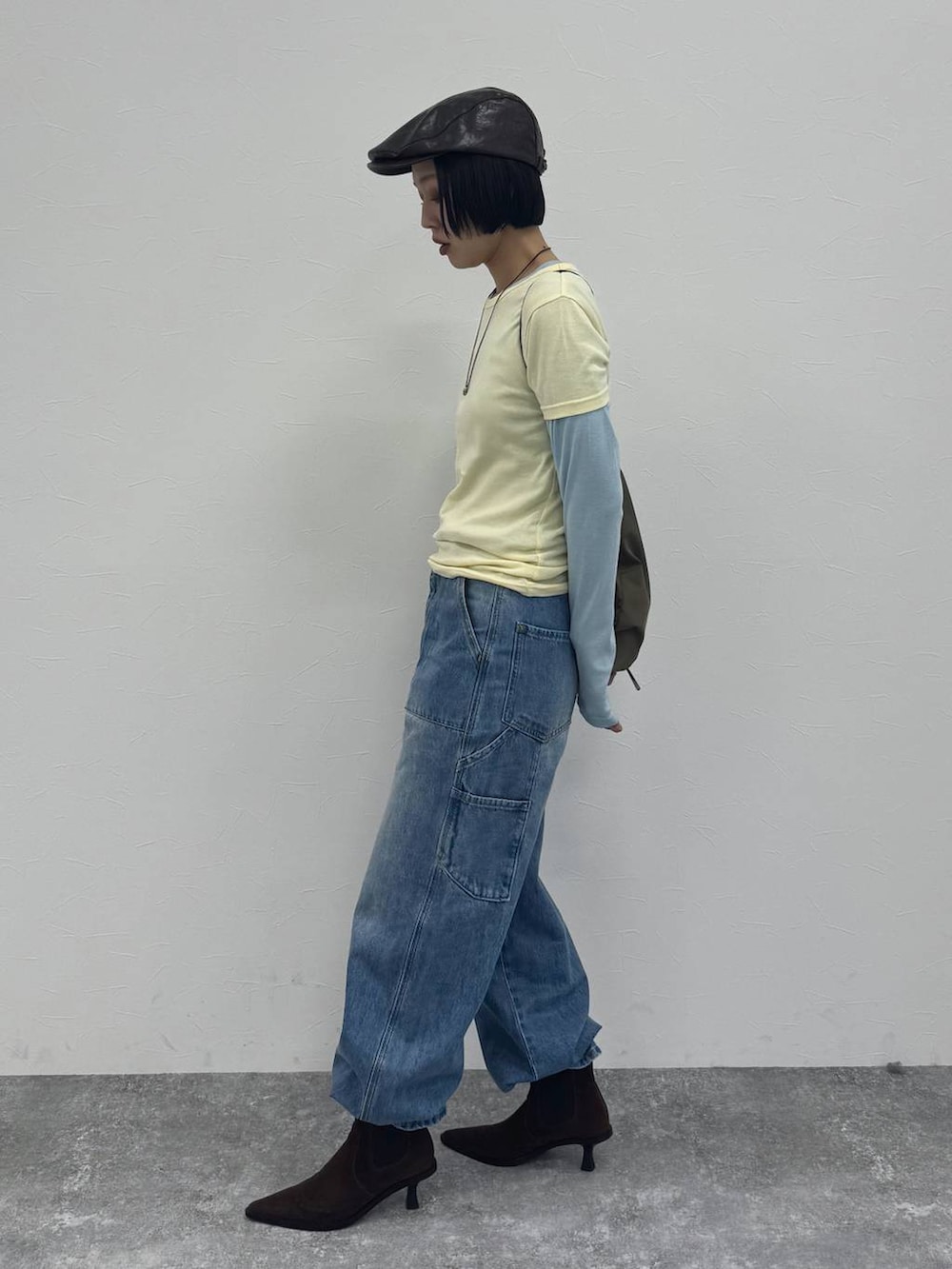 ブラウン系のブーツ、ブラウン系のハンチング/ベレー帽を着用したレディースの冬コーディネートの5枚目の写真