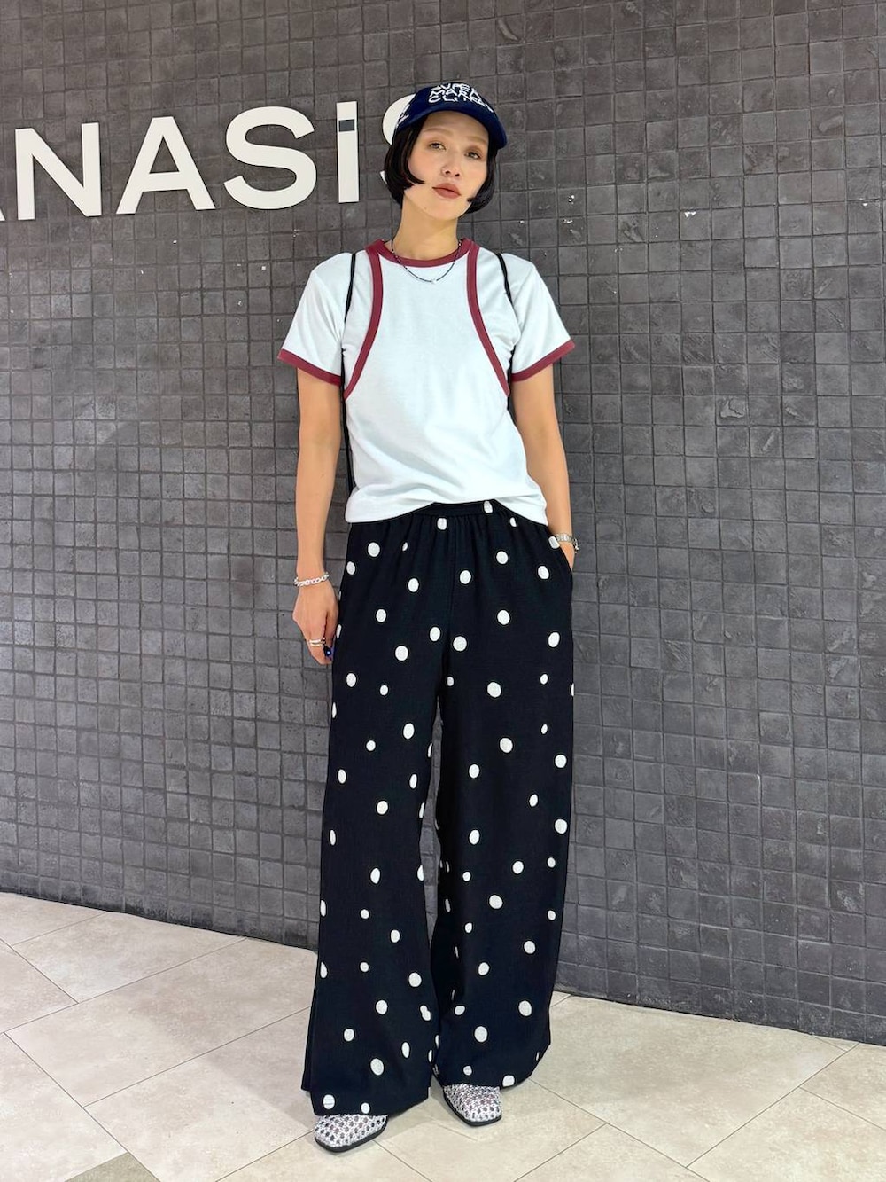 ブラック系のその他パンツ、シルバー系のパンプスを着用したレディースの夏コーディネートの4枚目の写真