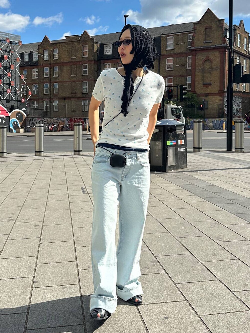 ホワイト系のTシャツ/カットソー、ブラック系のベルト、ブラック系のサングラスを着用したレディースの夏コーディネートの3枚目の写真